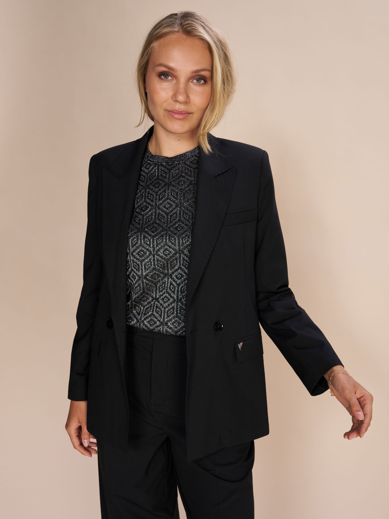 Modelshot / Black / Detail